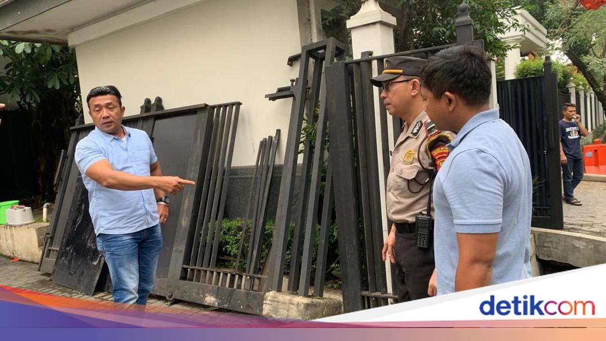 4 Fakta Pagar Rumah JK Porak-poranda Ditabrak Sopir Wanita