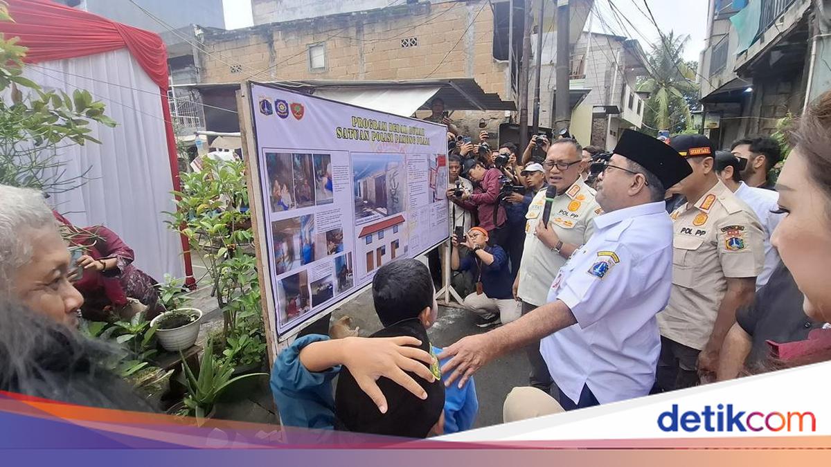 Satpol PP Jakarta Bedah Rumah Warga di Jakbar, Dana dari Hasil Iuran Anggota