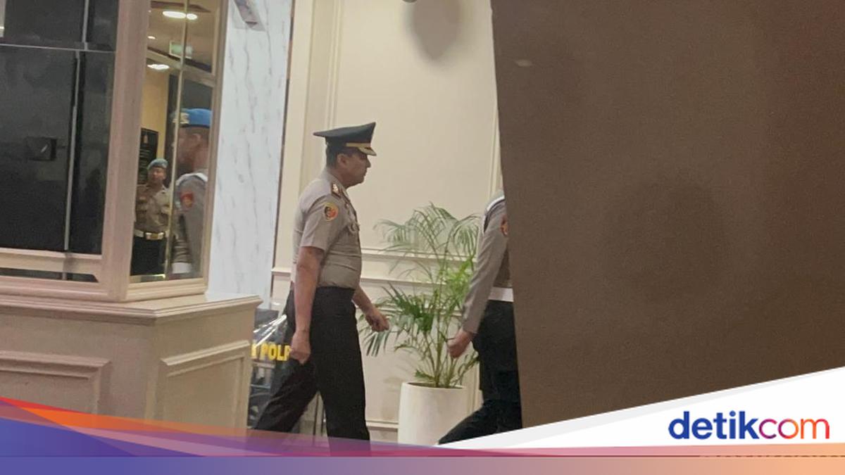 Pakai Seragam Dinas, Eks Kapolres Bima AKBP Didik Hadiri Sidang Etik