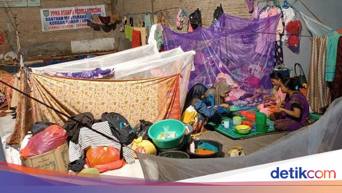 Warga Korban Banjir Tapsel Jalani Sahur Pertama Ramadan di Pengungsian