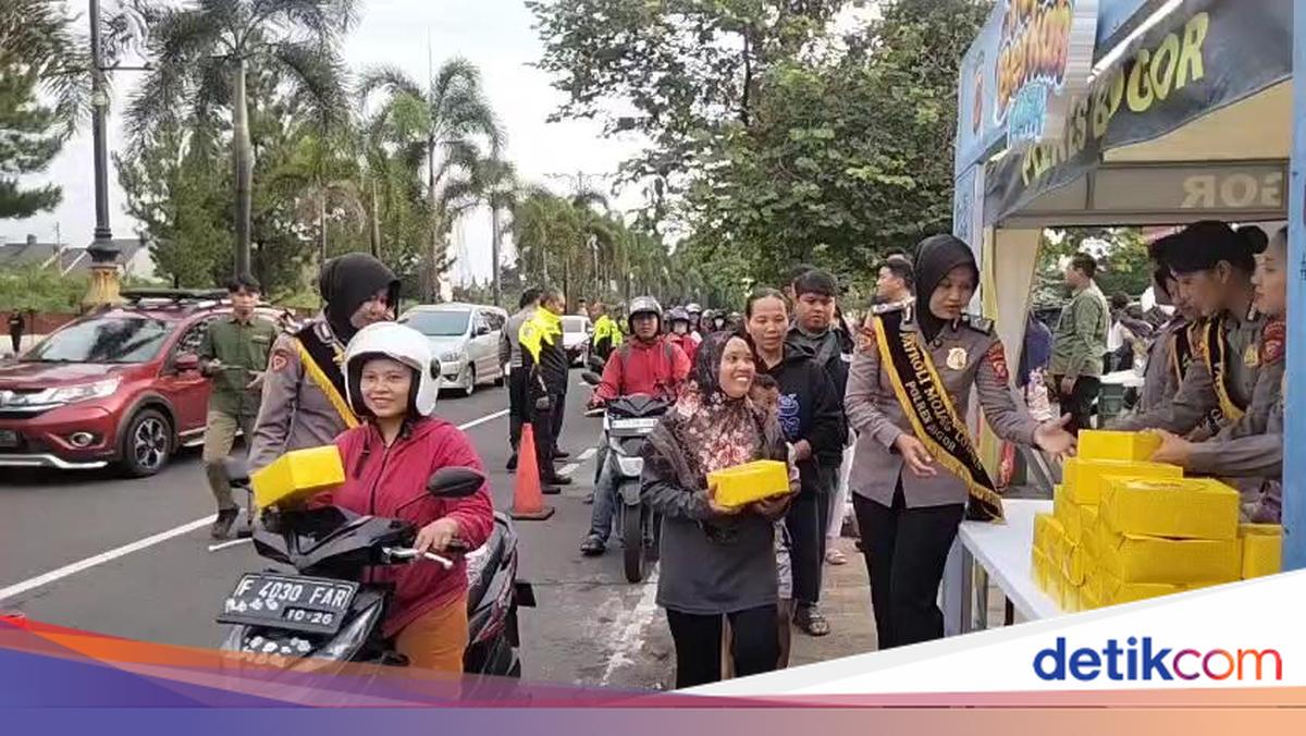 Polres Bogor Bagikan 200 Paket Takjil Setiap Hari di Jalur Pakansari