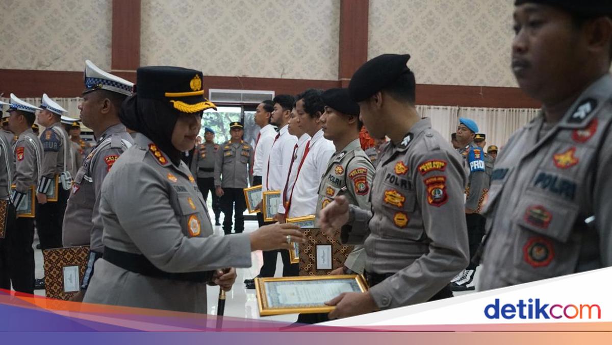 Kapolrestro Bekasi Beri Penghargaan 39 Anggota, Tekankan Pelayanan Humanis