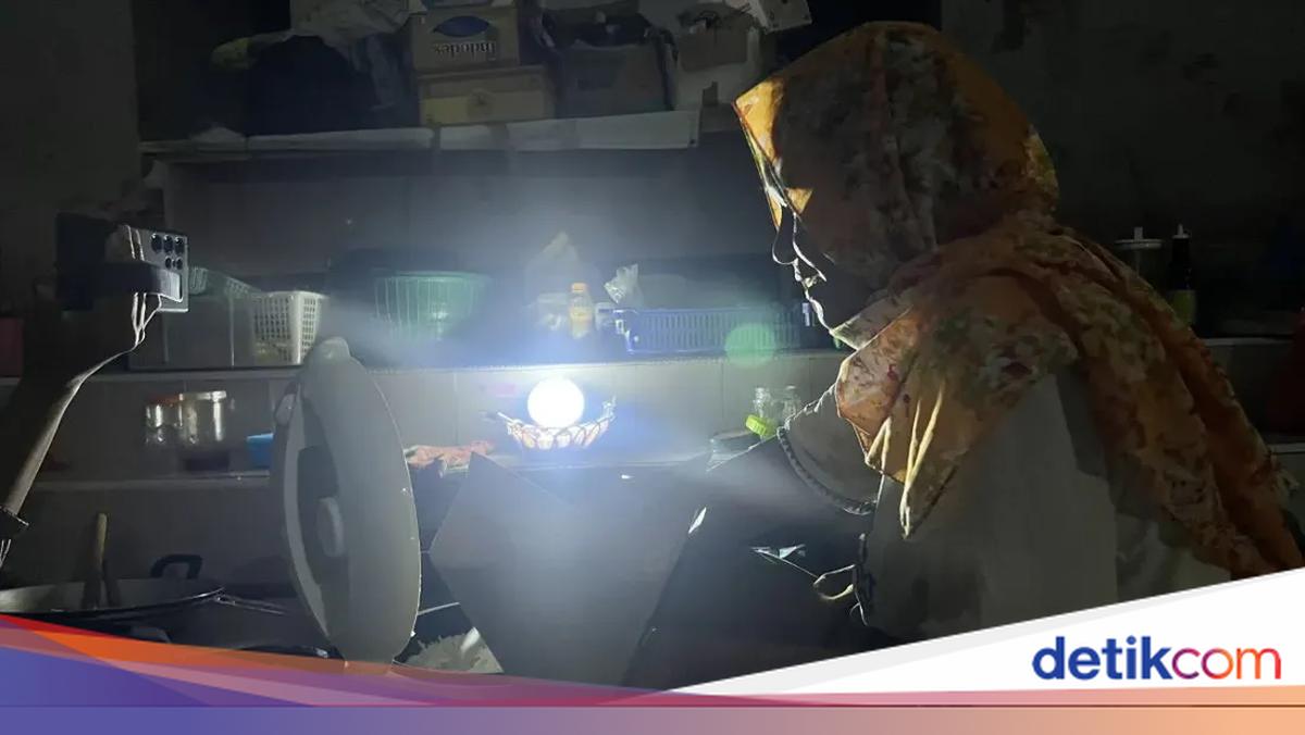 Nur Lamek, Warga Terdampak Banjir Aceh Tamiang yang Berjualan Sahur di Pengungsian