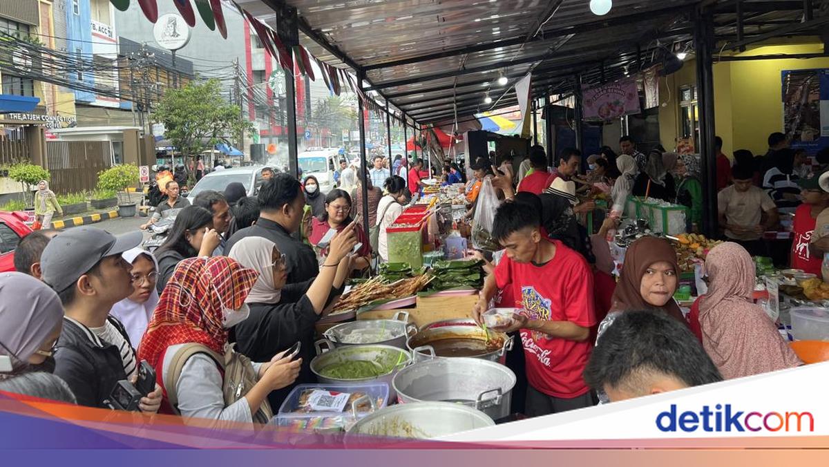 Suasana 'War Takjil' Jelang Buka Puasa Hari Pertama Ramadan di Benhil