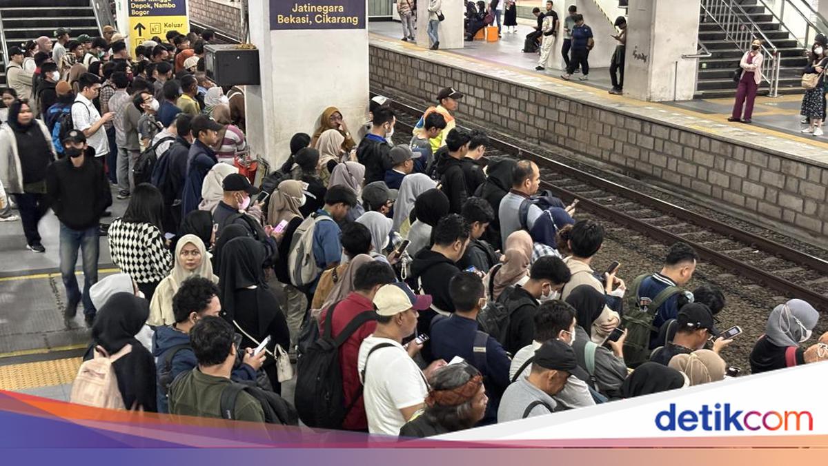 Suasana Stasiun Manggarai Sebelum Jam Buka Puasa, 2 Peron Ini Paling Padat