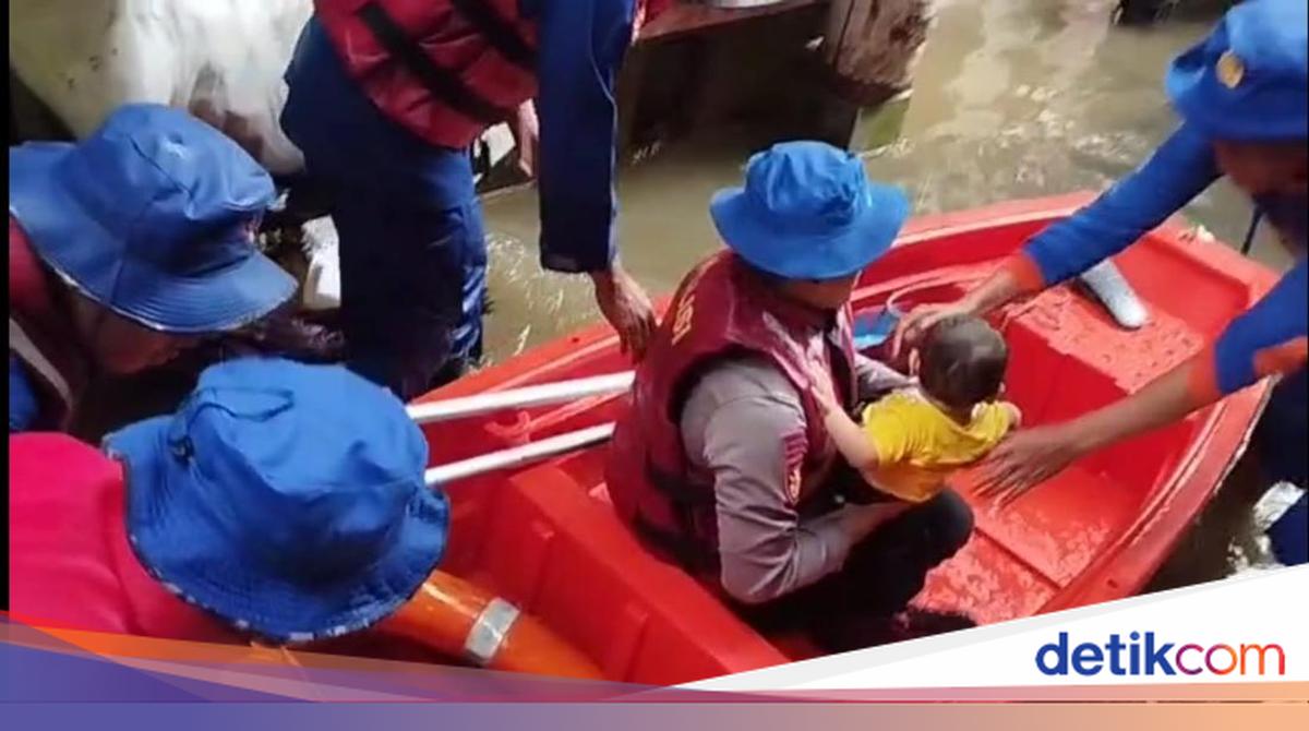 Polisi Evakuasi Balita dan Warga Sakit yang Terjebak Banjir Kebon Pala