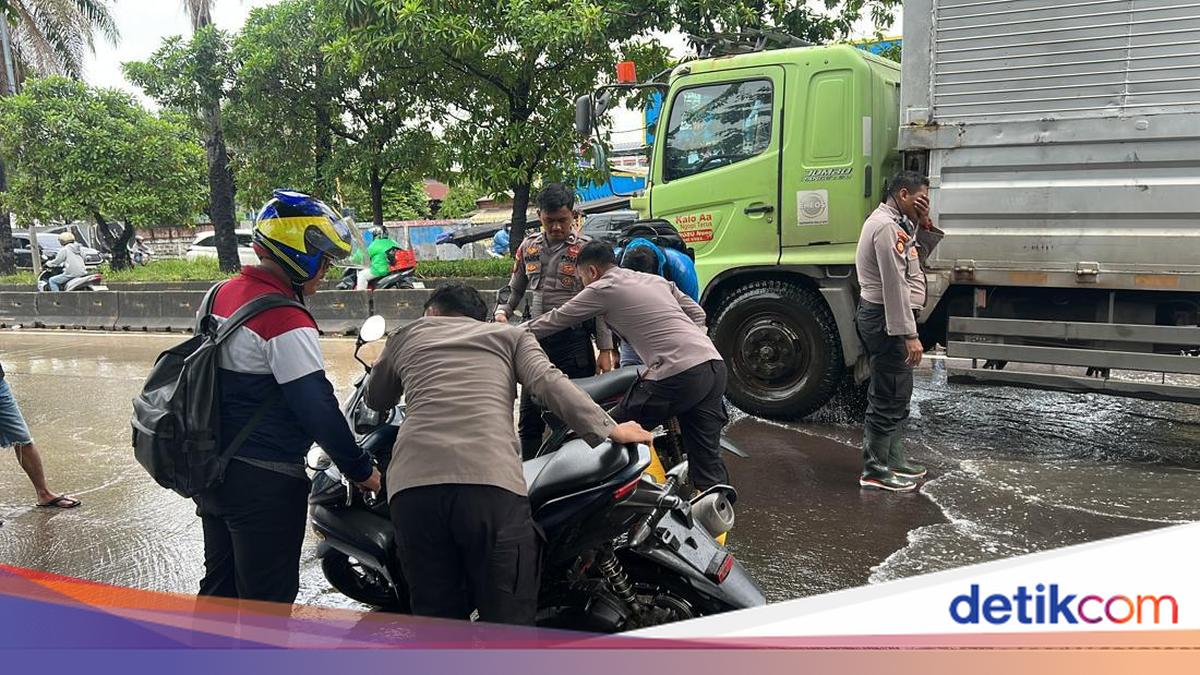 Jalan Daan Mogot Jakbar Banjir, Polisi Bantu Dorong Kendaraan Mogok