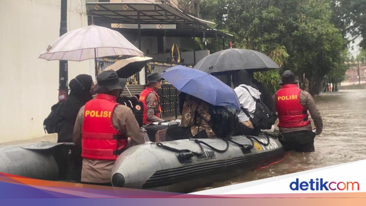 Banjir Rendam Perumahan Pela Mampang Jaksel, Warga Dievakuasi Pakai Perahu Karet