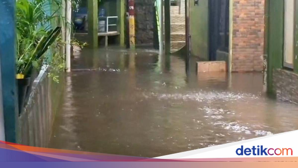 Kebon Pala Jaktim Terendam Banjir, Tinggi Air Capai 1 Meter