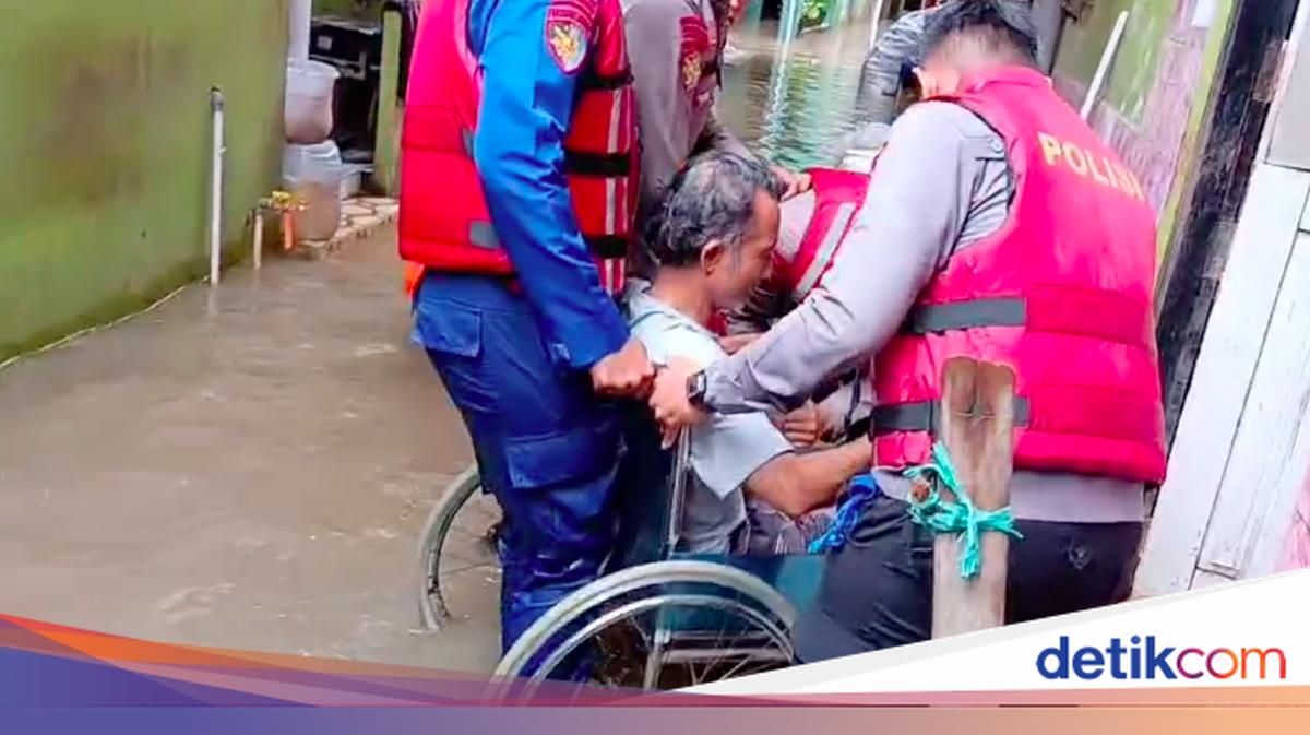 Polisi Evakuasi Warga Sakit Kena Banjir di Pela Mampang Jaksel