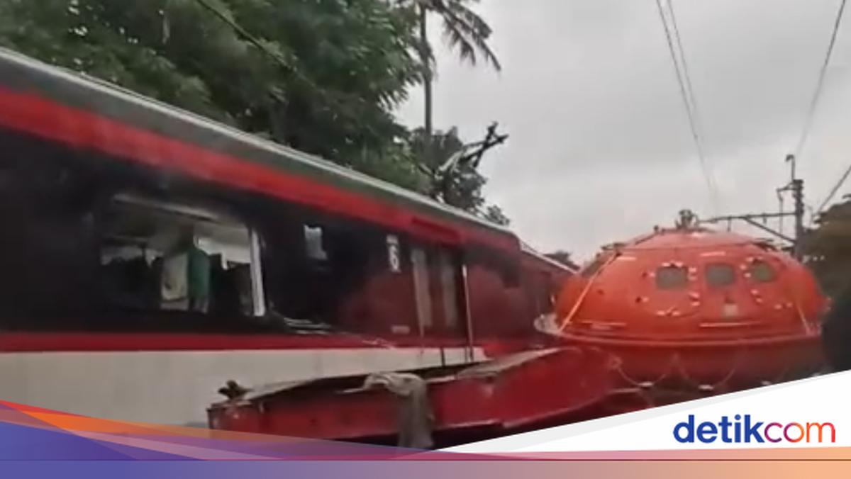 Penampakan KA Bandara Soetta Usai Serempetan dengan Truk di Poris Tangerang