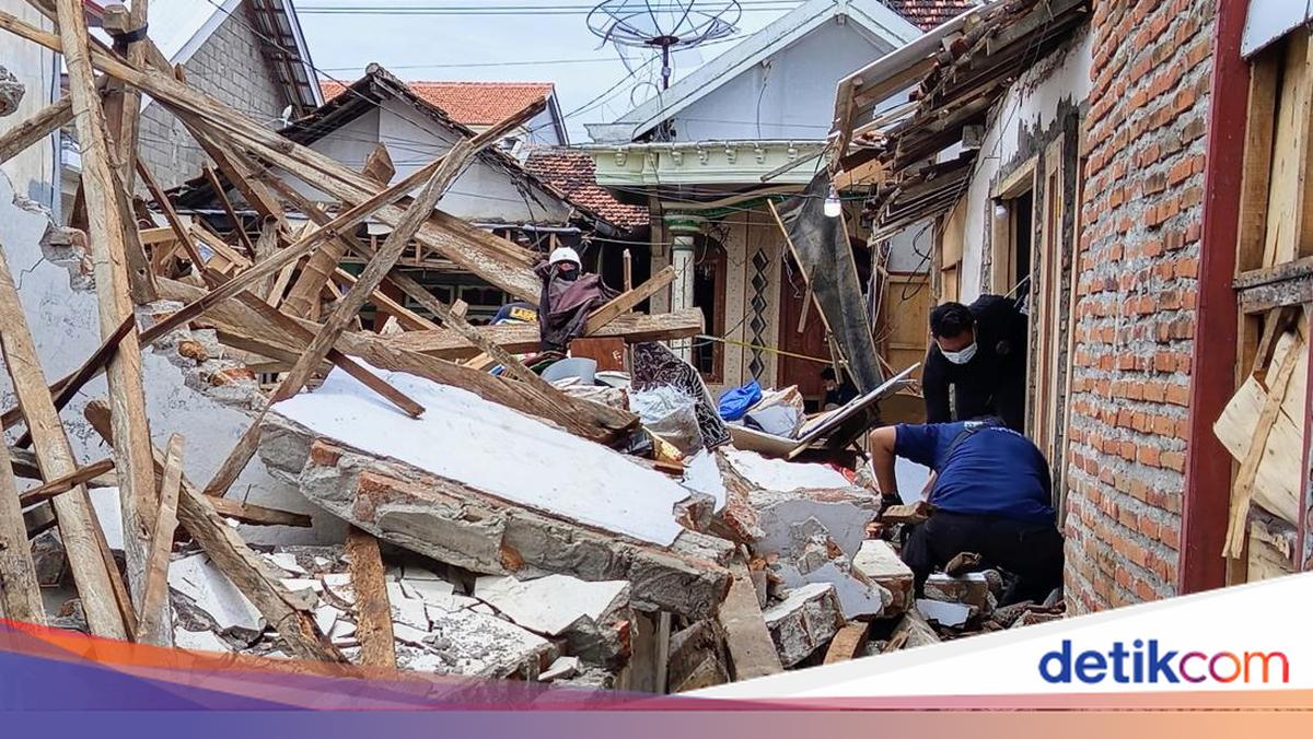 Ledakan Petasan di Situbondo: Lubang 52 Cm Ditemukan, 12 Rumah Hancur dan 1 Tewas