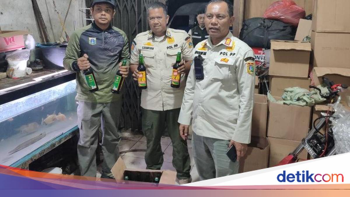 Satpol PP Jakarta Barat Sita 2.105 Botol Miras Ilegal Selama Razia Ramadan