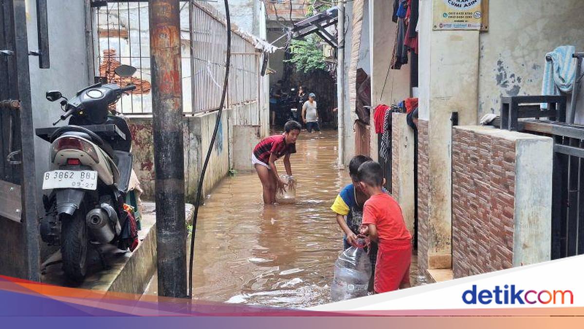 Cerita Warga Cipulir Tak Sempat Sahur karena Banjir, Fokus Selamatkan Barang