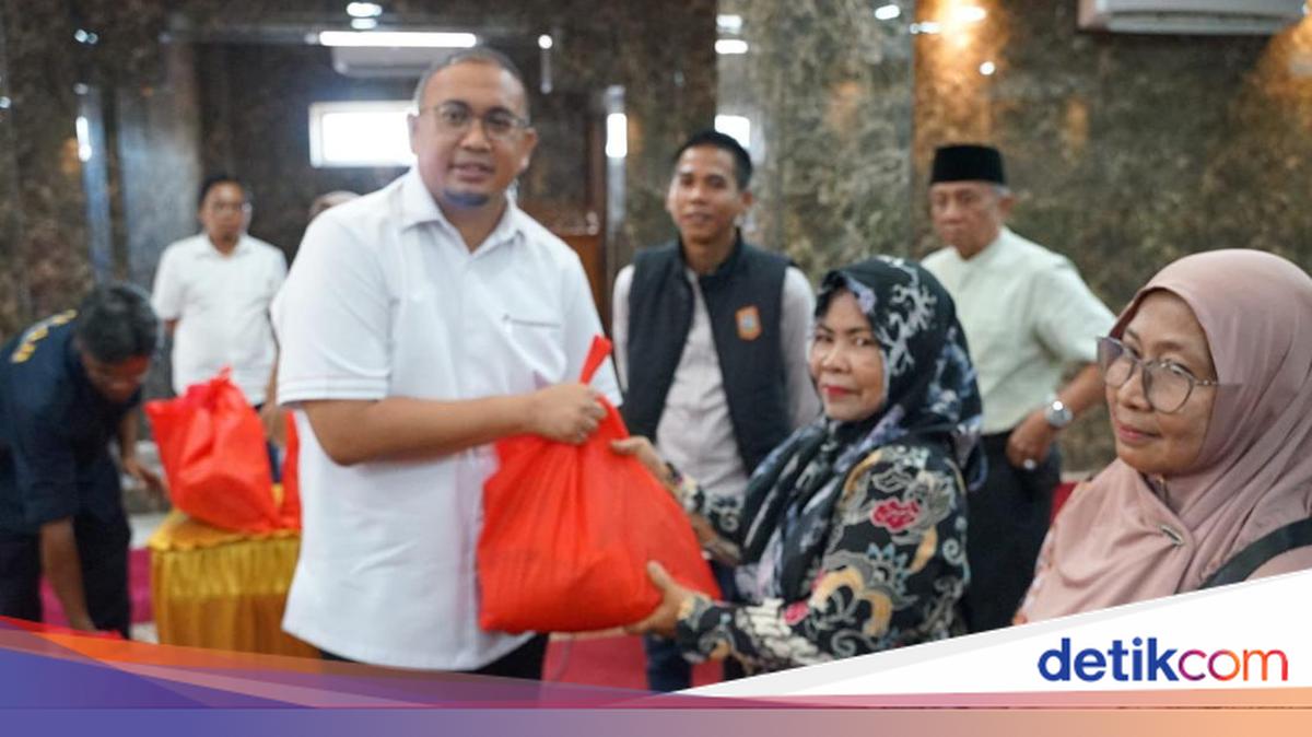 Andre Rosiade Bagikan 1.000 Paket Sembako buat Warga-Lansia di Batang Arau
