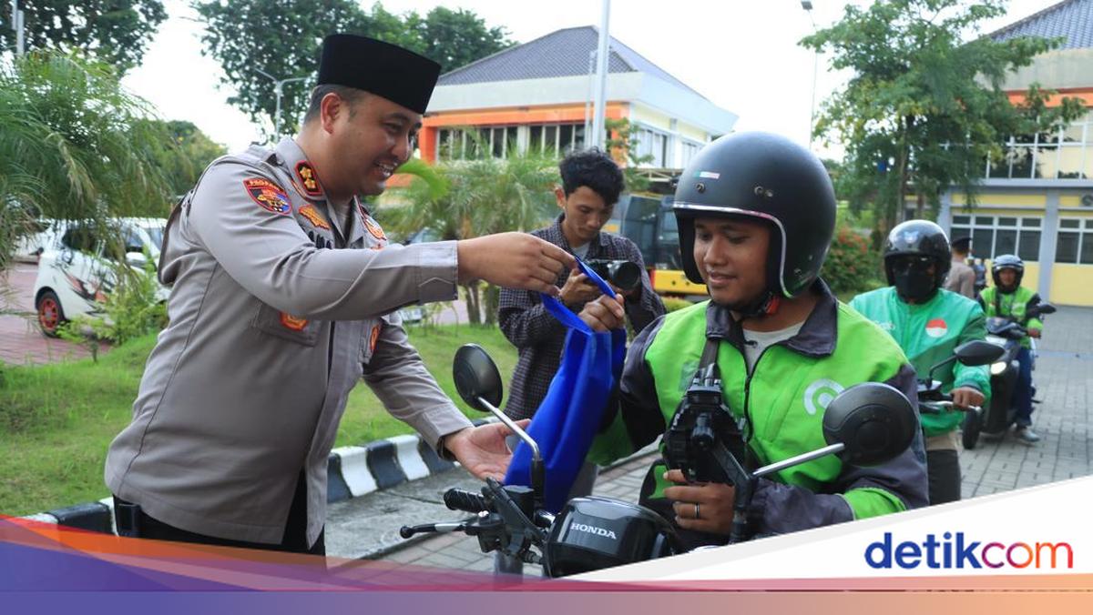 Dikira Razia, Warga Gresik Senyum Semringah Dapat Takjil dari Polisi