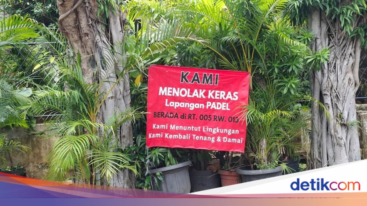 Giliran Warga Pulomas Jaktim Tolak Lapangan Padel, Pasang Spanduk Protes