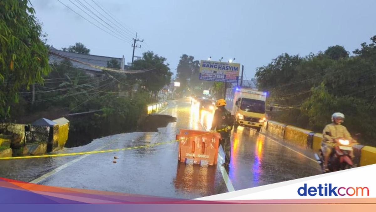 Diguyur Hujan Terus, Jembatan Penghubung Bondowoso-Jember Ambrol