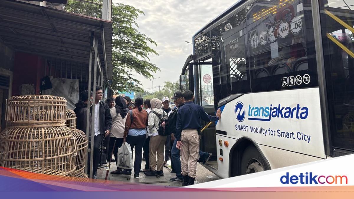 Tak Ada Halte, Penumpang TransJ B41 Jatiasih Bekasi Antre di Pinggir Jalan