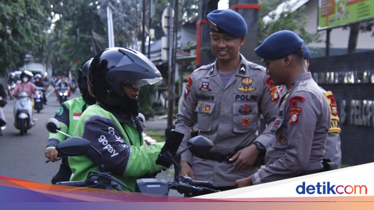 Brimob Polda Metro Jaya Turun ke Jalan, Bagi-bagi Takjil ke Ojol