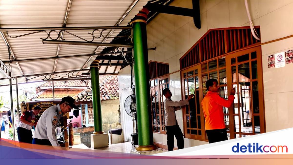 Polres Kepulauan Seribu Bersih-bersih Masjid Dukung 'Bang Jasri'