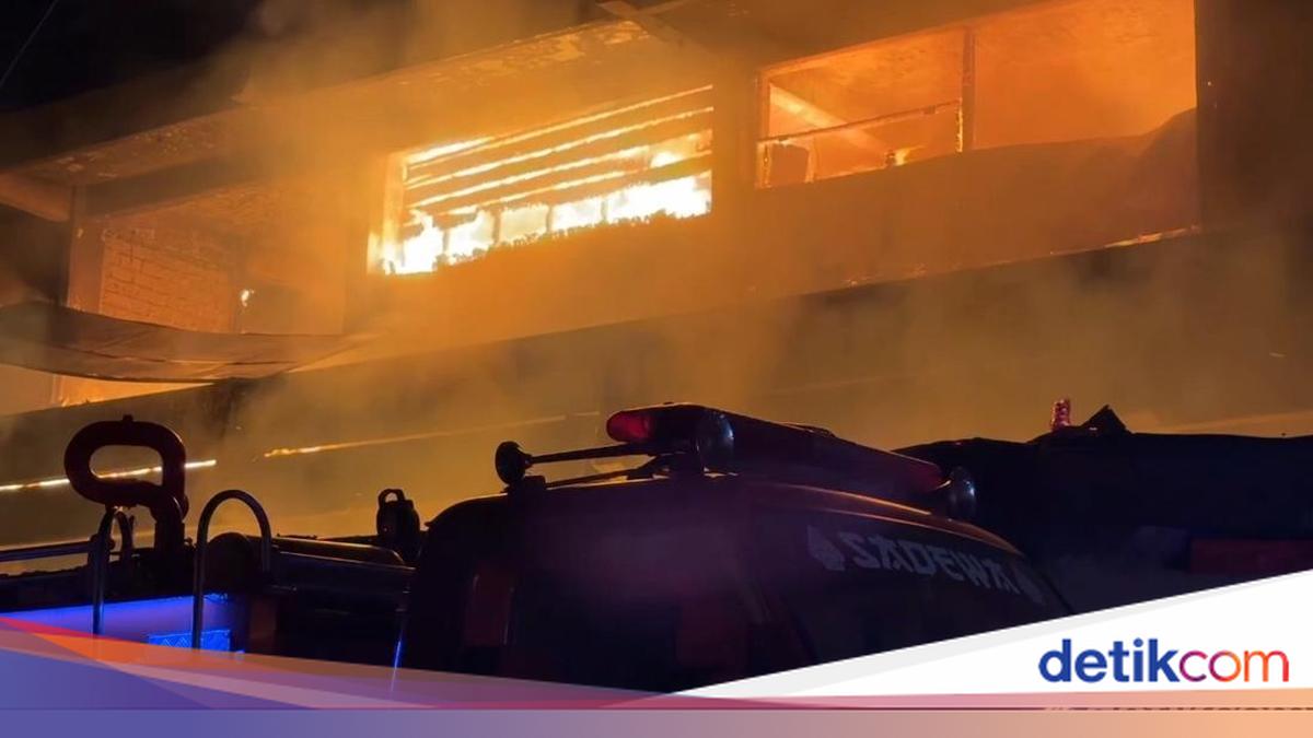 Pasar Rebo Purwakarta Terbakar, Petugas Masih Berjibaku Padamkan Api