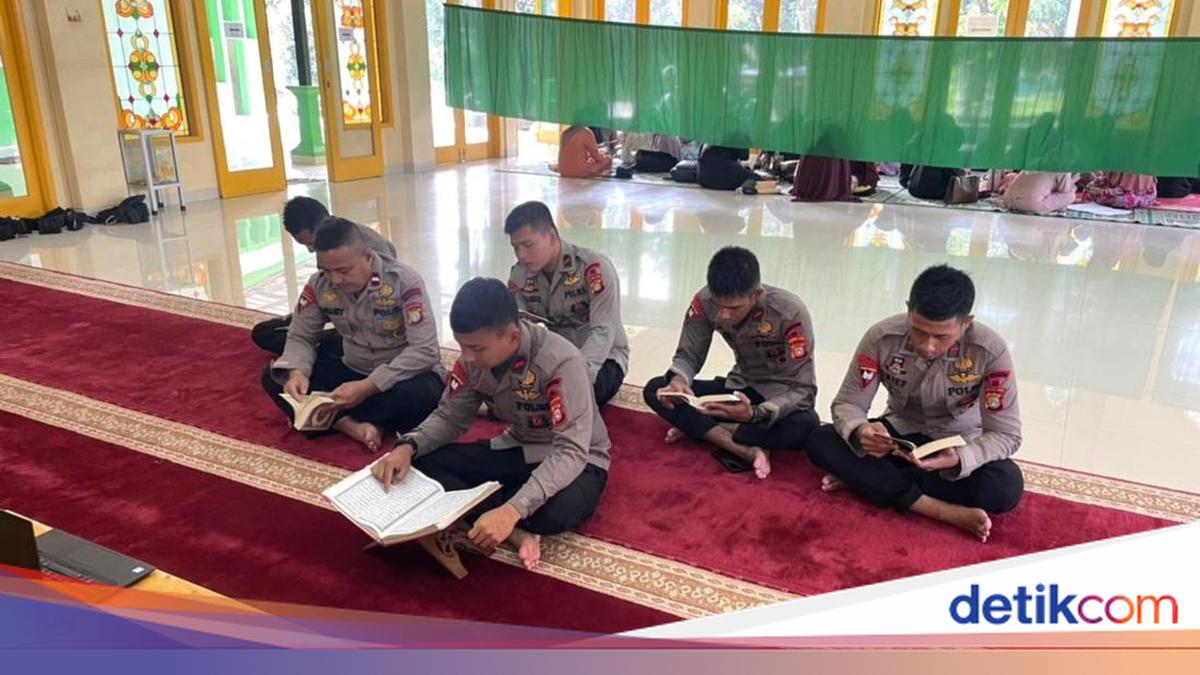 Ramadan Kareem, Brimob Polda Metro Tadarusan hingga Berbagi Takjil di Bekasi