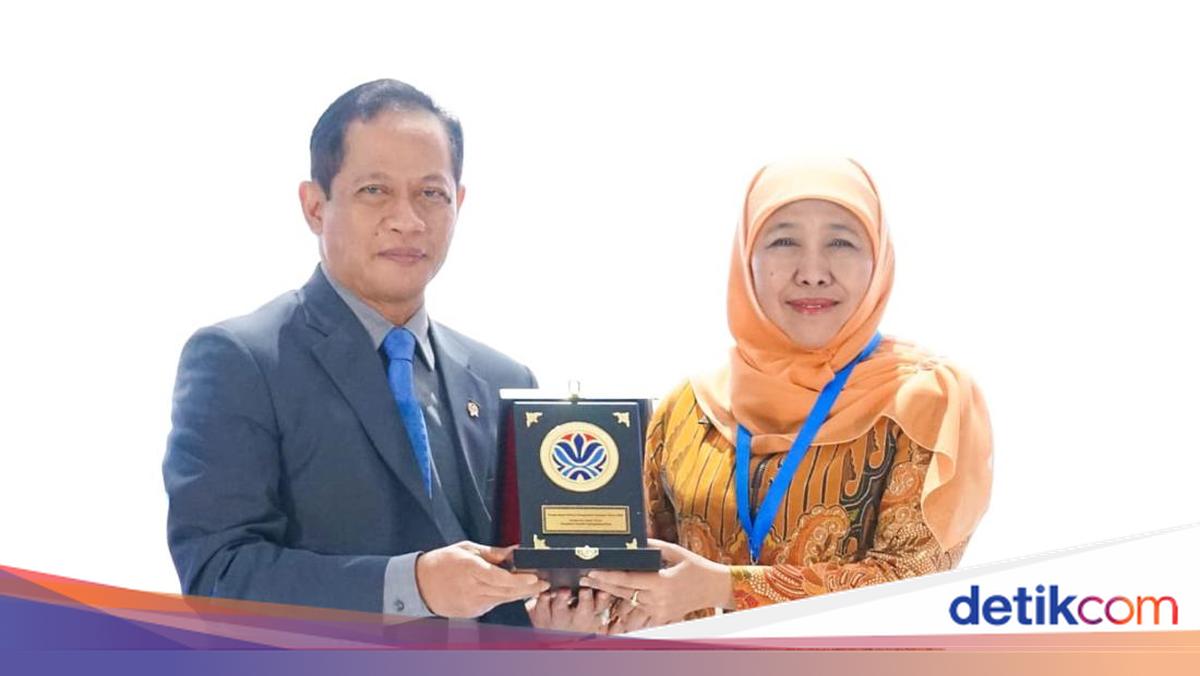 Khofifah Raih Penghargaan Pengelolaan Sampah Terbaik 2026 dari Menteri LH