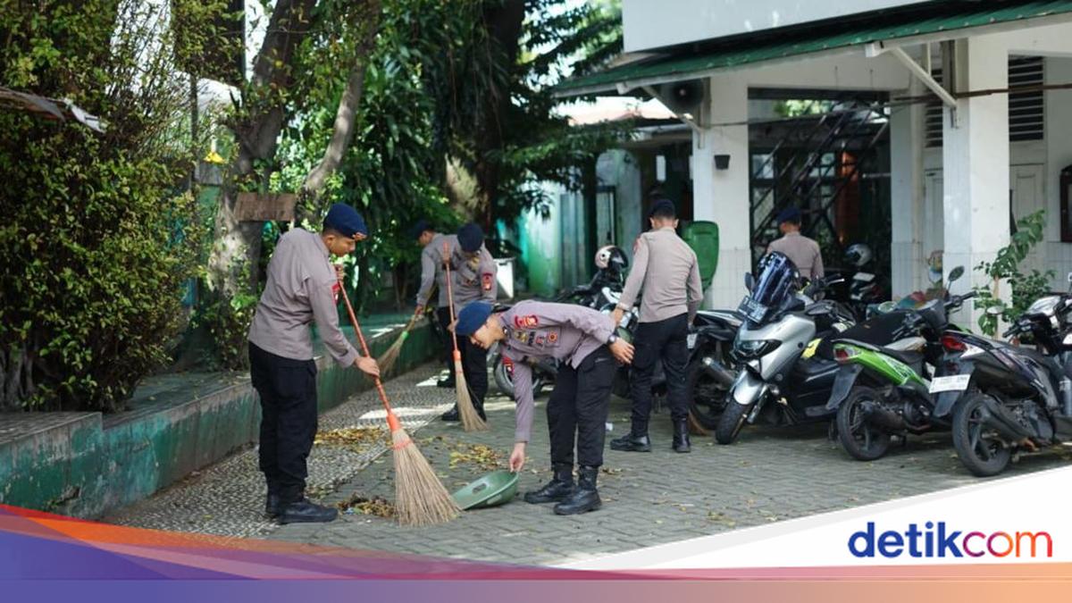 Brimob Polda Metro Gotong Royong Bersihkan Masjid di Jakarta dan Tangsel