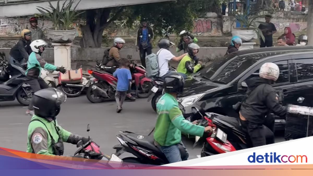 4 Kesaksian Aksi Gila-gilaan Pengemudi Mobil Lawan Arah Kayak Film