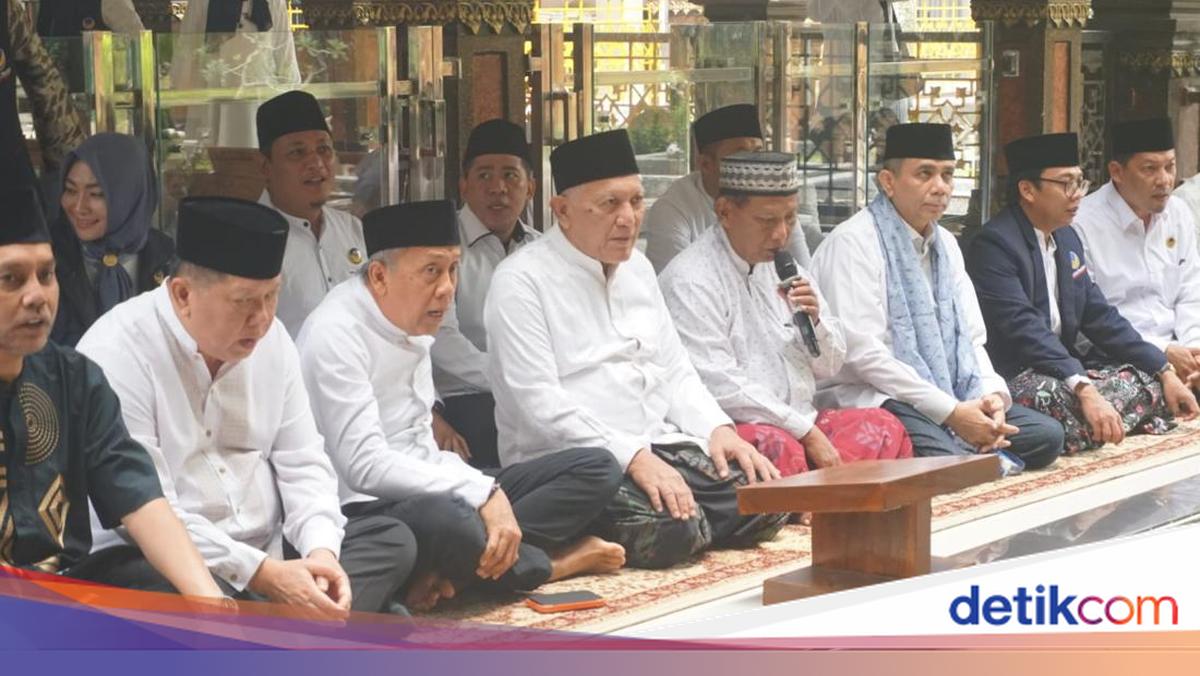 Safari Ramadan, NasDem Ziarahi Makam Pendiri NU di Jombang