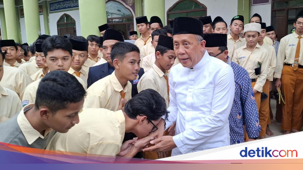 Pesan Waketum NasDem ke Santri Mojokerto: Ilmu Tak Ada Habisnya