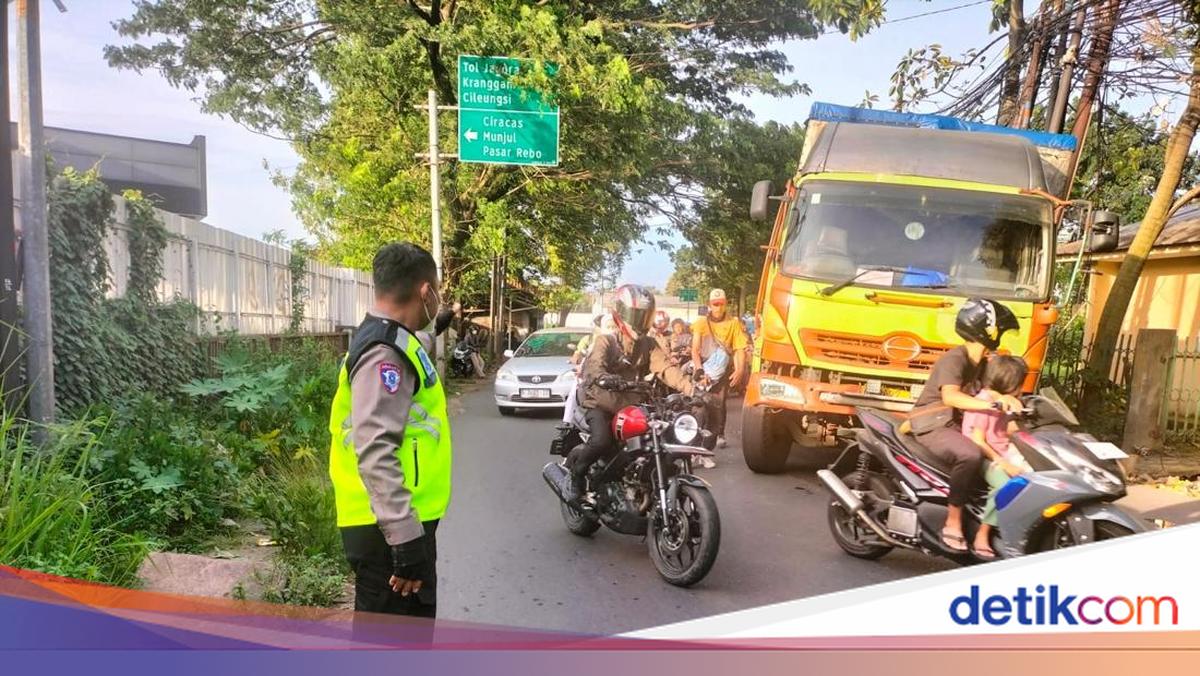 Truk Kejeblos Parit di Cibubur, Lalin Macet Sampai Tol Jagorawi