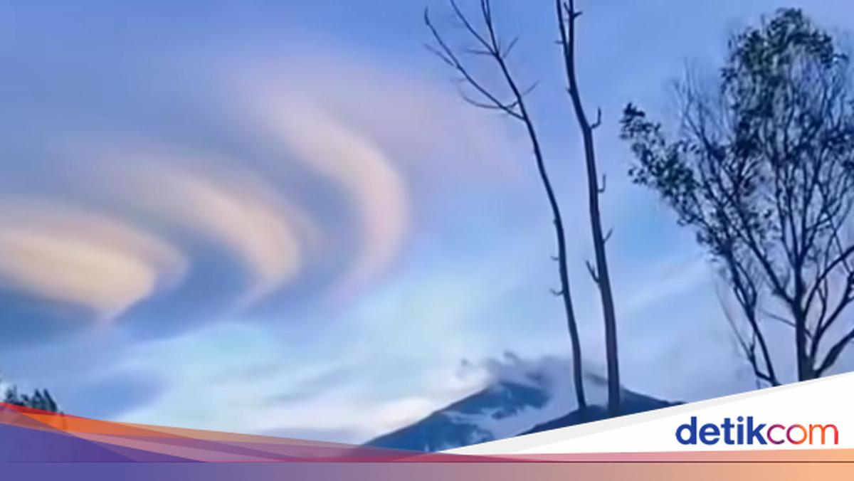 Awan Mirip Piringan Muncul di Atas Gunung Slamet, BMKG Beri Penjelasan