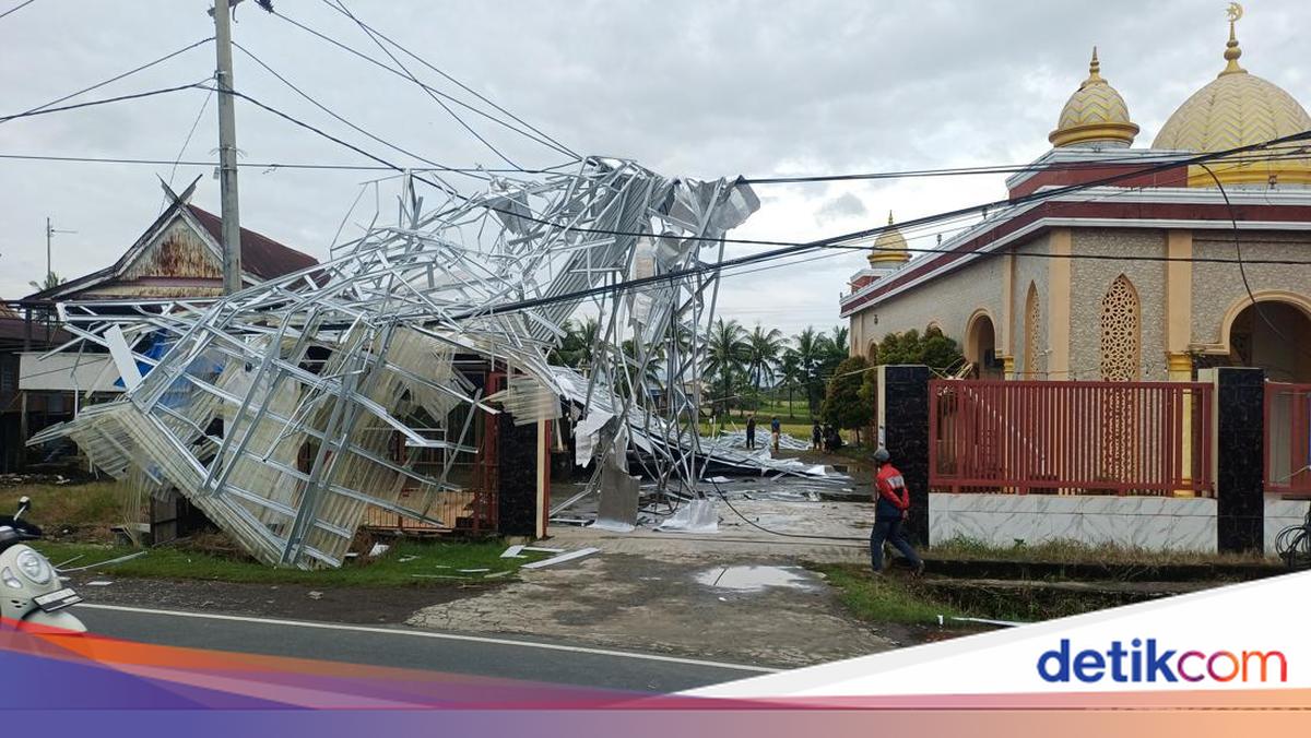 Angin Puting Beliung Terbangkan Atap Toko Roti di Maros Timpa Rumah-Masjid