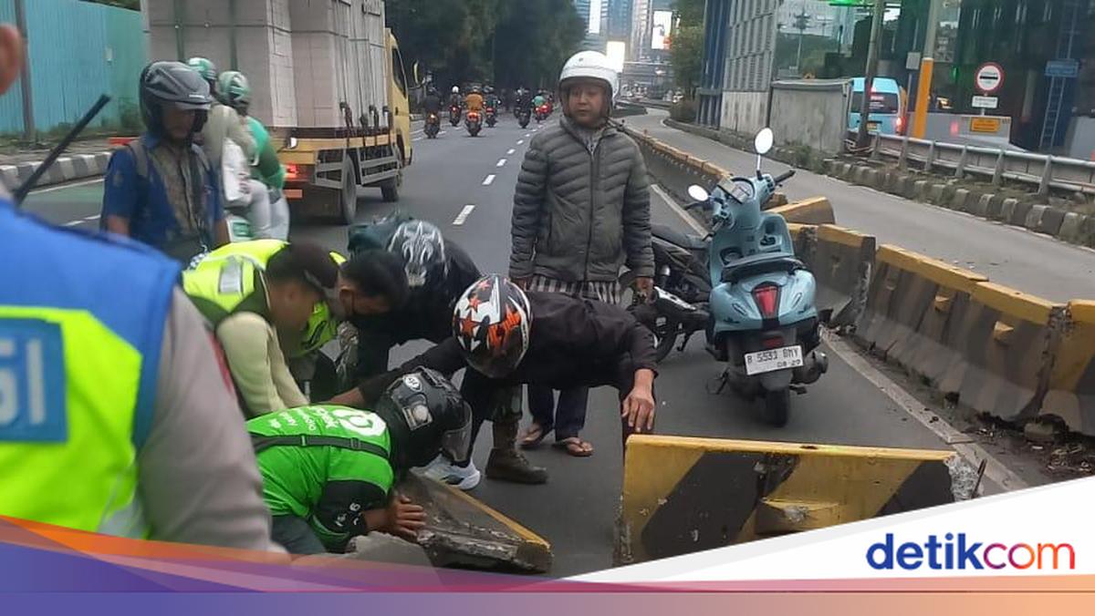 Mobil Tabrak Separator Busway di Jl Gatsu, Lalin Arah Kuningan Tersendat