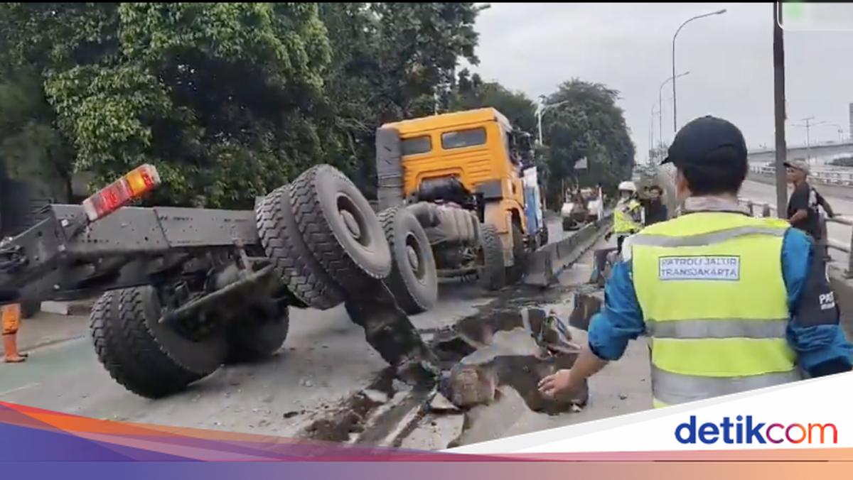 Truk Trailer Tabrak Separator Busway di Jakbar, Lalin Sempat Macet