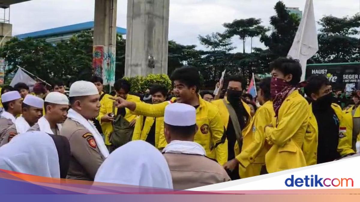 Alasan Mahasiswa Emosi Sampai Tunjuk-tunjuk Polisi Depan Mabes Polri