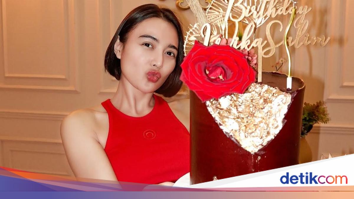 Wika Salim Ultah, Dapat Kado Tas Miu Miu