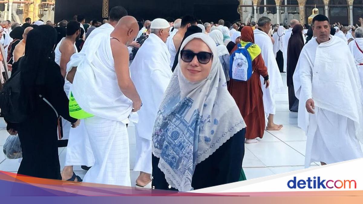 Doa Enno Lerian di Umrah Perdana