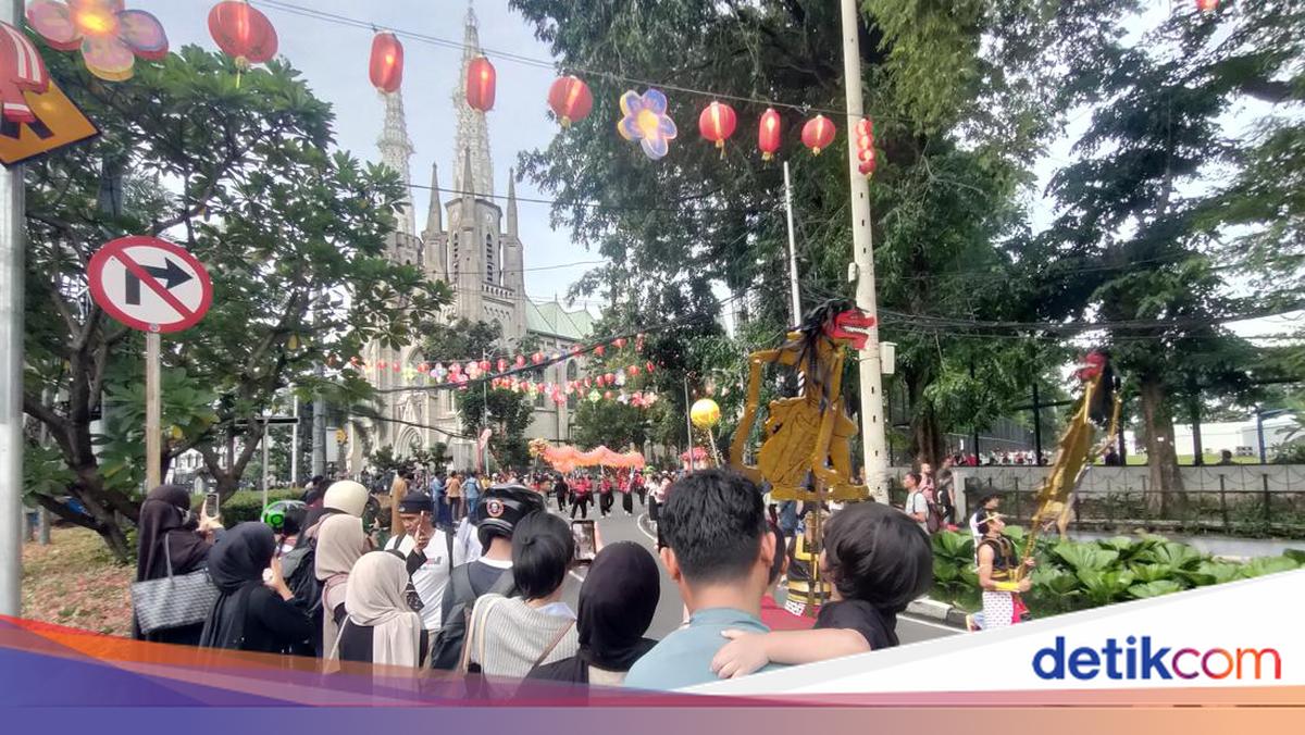 Warga Antusias Lihat Parade Kirab Puncak Imlek di Jakpus: Sekalian Ngabuburit