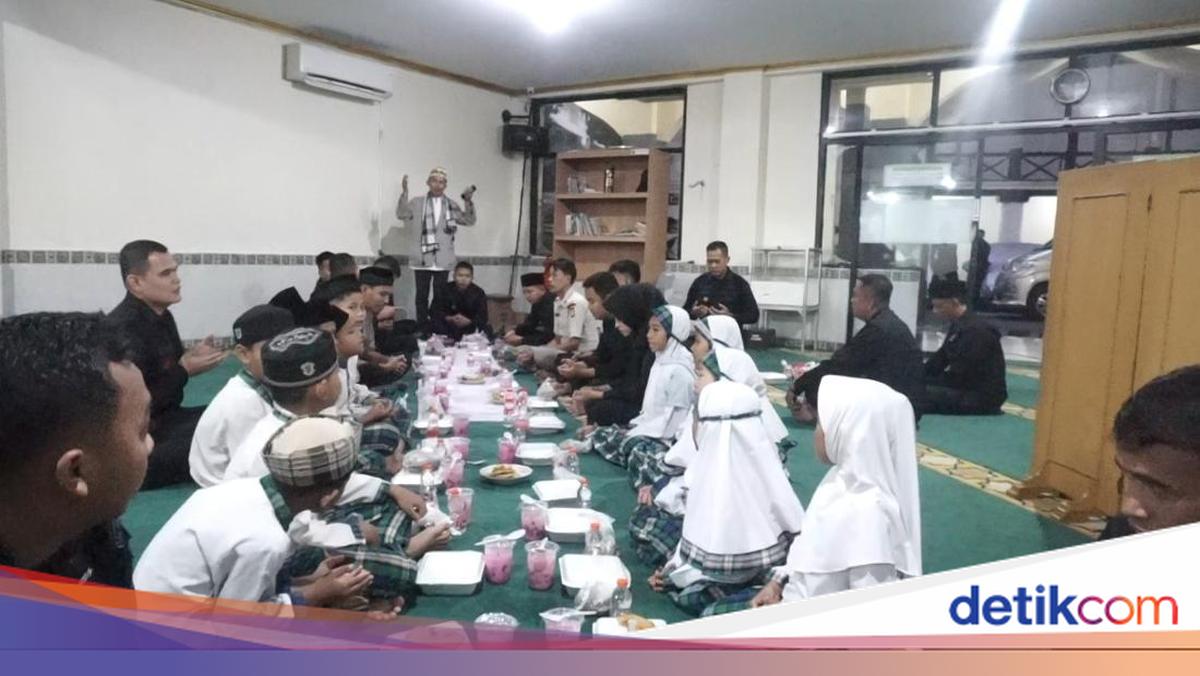 Wujud Kepedulian di Ramadan, Brimob Polda Metro Berbagi Takjil dan Santunan