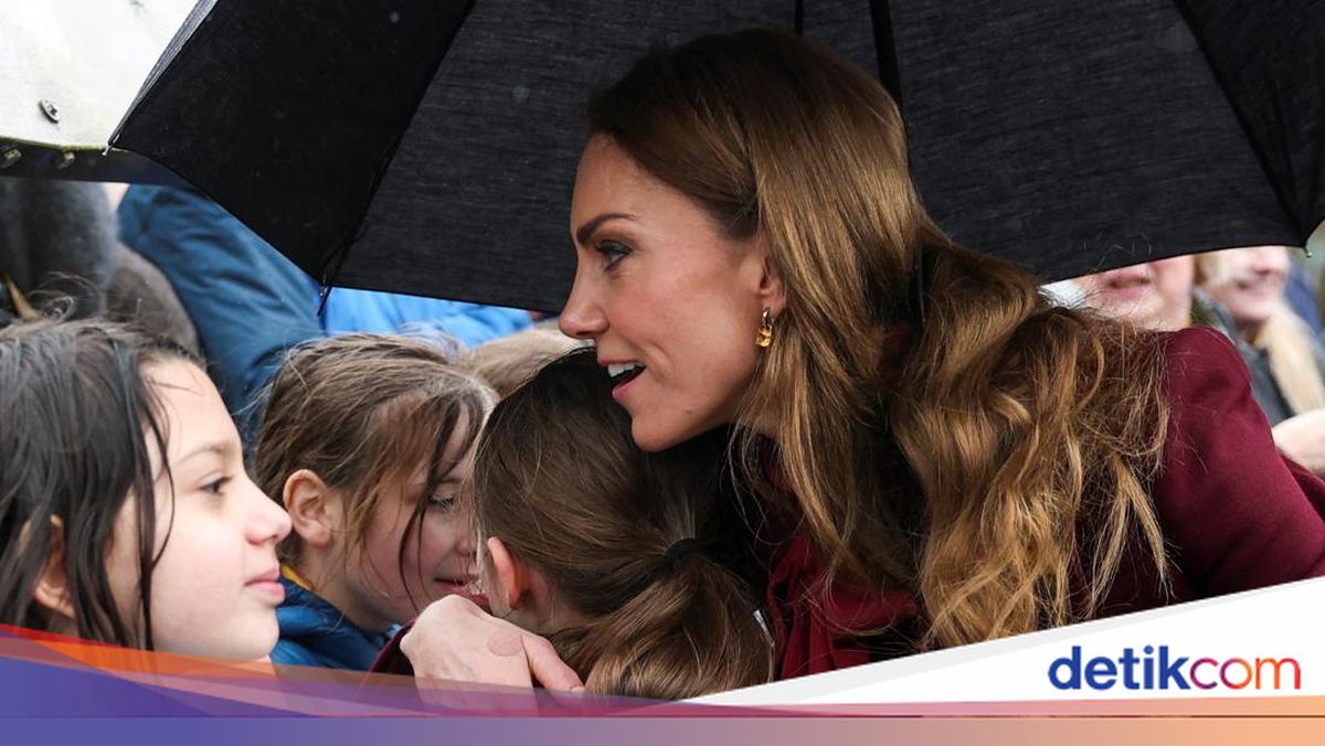 Foto: Momen Kate Middleton Langgar Protokol Kerajaan Demi Peluk Anak-anak
