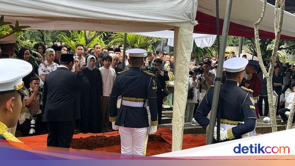 Momen Prabowo Beri Hormat ke Pusara Try Sutrisno Sebelum Letakkan Bunga