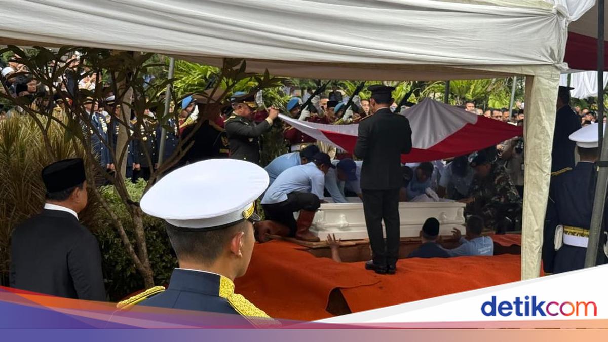 Prabowo Pimpin Upacara Pemakaman Wapres Ke-6 Try Sutrisno di TMP Kalibata