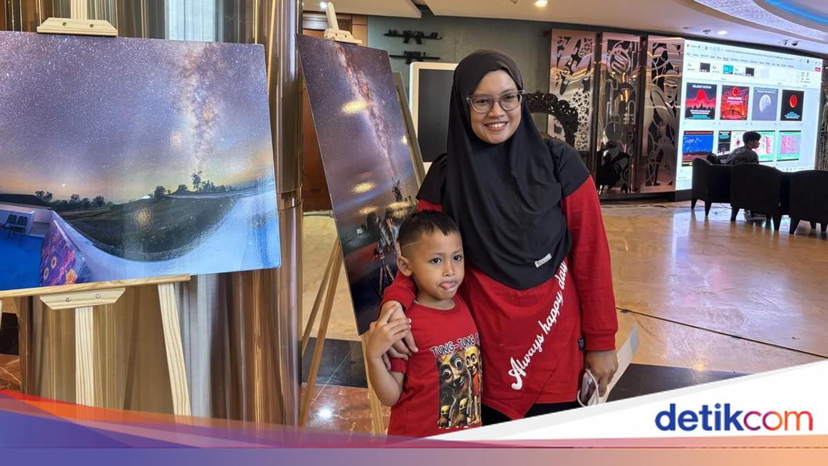 Antusiasme Warga Saksikan Gerhana Bulan Total di Planetarium Jakarta