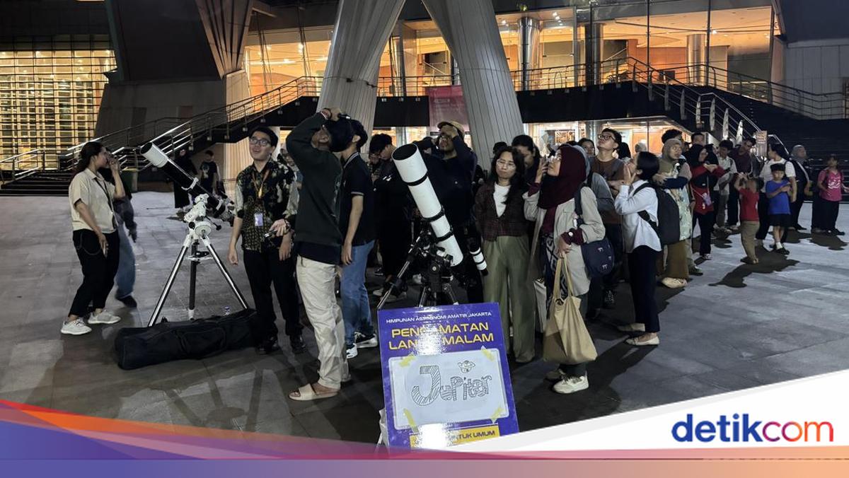 Warga Gagal Lihat Gerhana Bulan Total di Planetarium Jakarta karena Hujan