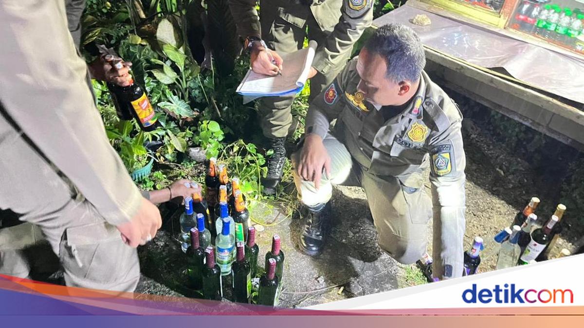 Satpol PP Razia Warung Kelontong di Bogor, 33 Botol Miras Ilegal Disita