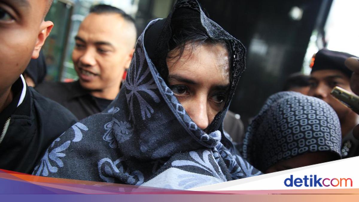 Fadia Arafiq Tersangka KPK, Ngaku Dulu Pedangdut Tak Paham Aturan