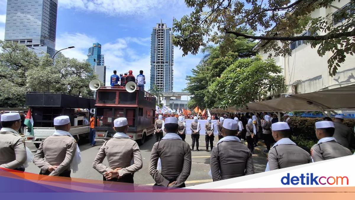 Polda Metro Kerahkan Polisi Berpeci-Tim Shalawat Kawal Demo Selama Ramadan